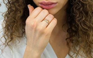 Zlatý trojfarebný prsteň s gravírom Kailey IZ12477