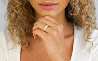 Zlatý zásnubný prsteň so zirkónmi Andie IZ15192