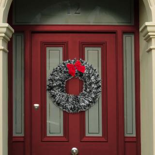 Vianočná dekorácia na dvere - s červenou mašľou a ...