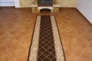 Behúň koberec R 40-hnedý (Lacný behúň na gume v šírke 67cm,)