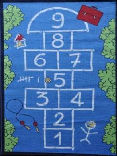 Detský hrací koberec Skákací panák modrý (Kusový detský)