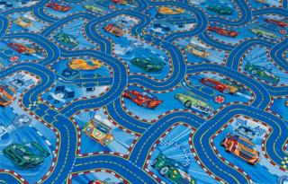 Metrážový detský koberec Racers 77 modrý (Detské koberce v)