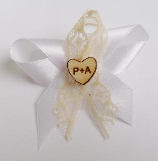 svadobné pierko - bielo s krémovou čipkou, srdiečko s iniciálmi (biele s krémovou čipkou)