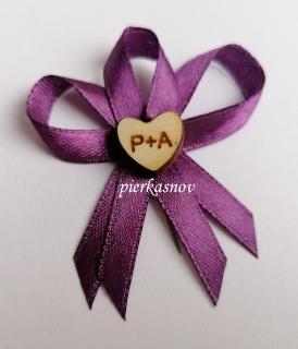 svadobné pierko fialové s dreveným srdiečkom - s iniciálmi - VZOR 3 (fialová tahiti)