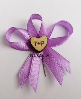 svadobné pierko fialové s dreveným srdiečkom - s iniciálmi - VZOR 3 (fialová)