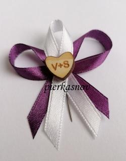 svadobné pierko fialovo biele s dreveným srdiečkom - s iniciálmi - VZOR 2 (vzadu fialová tahiti - vpredu biela )