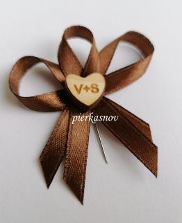 svadobné pierko hnedé s dreveným srdiečkom - s iniciálmi - VZOR 3 (hnedá)