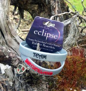 Twilight saga: Eclipse Team Switzerland štýlový náramok s príveskom (Twilight saga: Eclipse  Team Switzerland with Charm  Rubber Bracelets)