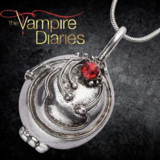 Upírske Denníky: Elenin náhrdelník (The Vampire Diaries: Elena vervain locket)