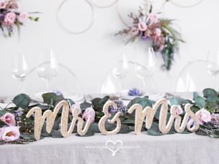 Drevený nápis Mr &amp; Mrs - zlatý