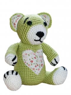 Medvedík so srdiečkom - svetlo zelený (Háčkovaný medvedík)