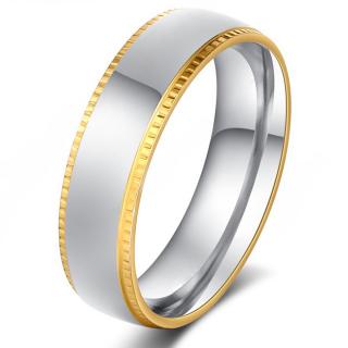 Prsteň z chirurgickej ocele, gravírované pásy zlatej farby Rozmer prsteňa: 57