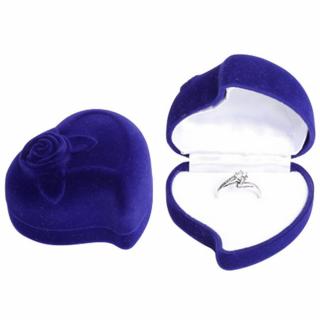 Zamatové darčekové balenie na svadobné prstene, modré srdce a ruža