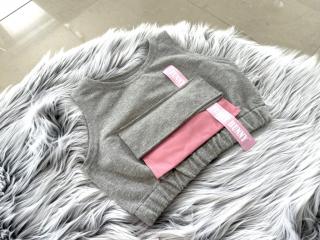Teplákový pískací crop top s vreckom sivý melír Veľkosť: 7-8 rokov