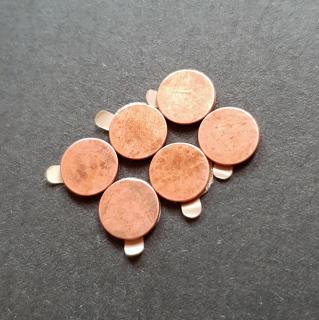 Magnet 10mm x 1mm, meď, samolepiaci, S+J balenie 20ks = 10 párov