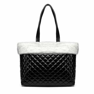 Lesklá elegantná kabelka s kožušinou - čierno-biela