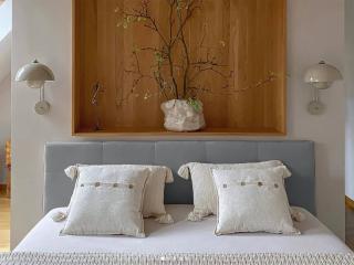 Čalúnená manželská posteľ s úložným priestorom Ingrit - sivá Rozmer: 180x200
