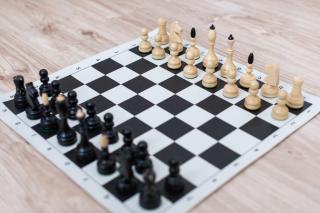 Česká šachová súprava klubovka s čiernou šachovnicou