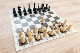 Česká šachová súprava klubovka s hnedou šachovnicou