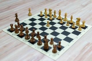 Drevená šachová súprava CLASSIC s rolovacou šachovnicou