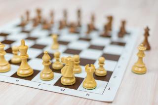 Drevená šachová súprava KLASIK s rolovacou šachovnicou hnedou
