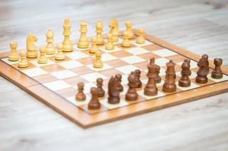 Drevená skladacia šachová súprava