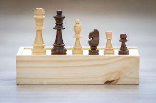 Drevené šachové figúrky klasik veľké v krabičke