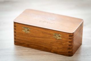 Masívna drevená krabička na šachové figúrky