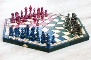 Párty šachy pre troch