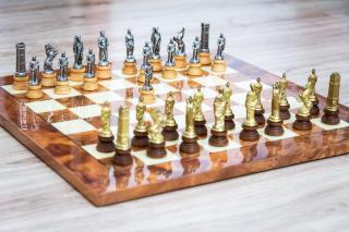 Šachová súprava Briar Rimania a Barbari