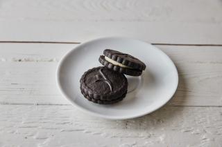Proteínové kakaové sušienky s vanilkovou náplňou (4 porcie)