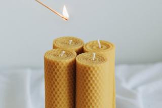Adventné sviečky z včelieho vosku- 4 ks žlté (rovnako vysoké 12 x 4,5 cm) - Vonia