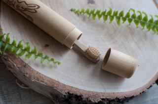 Bambusová detská zubná kefka JUNIOR v bambusovom cestovnom puzdre - Curanatura