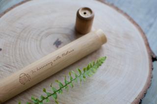 Bambusové cestovné puzdro na dospelácku zubnú kefku - Curanatura Motív: s nápisom  In harmony with nature