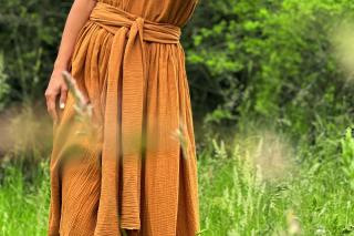 Mušelínové šaty Olívia - karamelová - Wild Path Dĺžka: dlhé (128 cm)