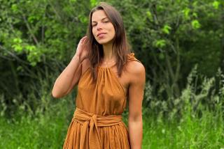Mušelínové šaty Olívia - karamelová - Wild Path Dĺžka: krátke (98 cm)