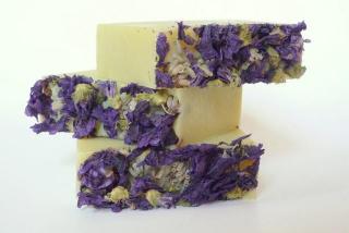 Prírodné mydlo Dvojitá levanduľa s kvetmi - Ponio Balenie: originál papierová krabička Ponio (ideálne ako darček)