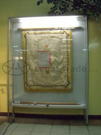 Nástenná vitrína s opierkami na vlajku alebo zástavu Název: 130 x 180 x 25 cm