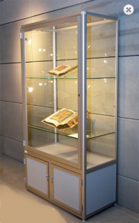 Prezentačná vitrína so skrinkou - kalené sklo Název: 40 x 40 x 180cm, kalené sklo, jednokrídlová