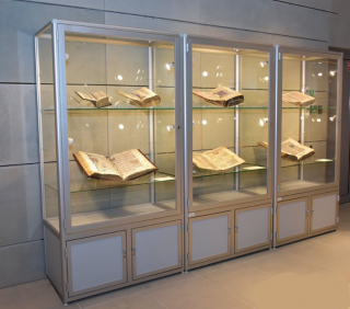 Prezentačná vitrína so skrinkou - kalené sklo Název: 50 x 40 x 180cm, kalené sklo, jednokrídlová