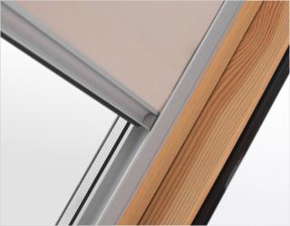 Úplne zatemňujúca béžová roleta pre strešné okno Dakstra rozmer: C2A 55x78 cm