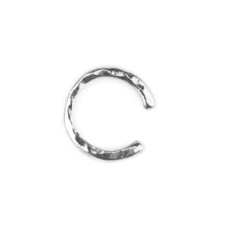 HAMMERED SINGLE EAR CUFF Pokovanie: rhodium