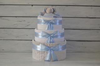Trojposchodová plienková torta II. Farba plienkovej torty: Sivá deka, modra stuha, Vel'kosť: Bábätko sa narodilo a má 3 mesiace