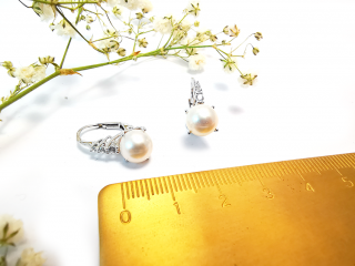 Nádherné zlaté náušnice s perlou  + servis a krabička, darček