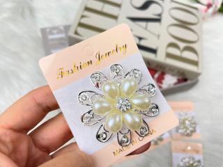 Kovová brošňa s kryštálmi a perlami Floral