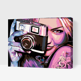 Maľovanie podľa čísiel - Dievča s foťákom Veľkosť: 40x50cm, Rám: S vnútorným rámom