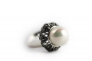 Strieborný prsteň s perlou Veľkosť: 52