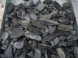 Gneis čierna kamenná štiepka, vrecko 25 kg priemer: ᴓ 1 - 3  cm Gneis čierna kamenná štiepka vrecko 25 kg