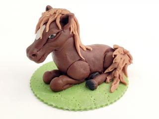 Kôň - jedlá figúrka na tortu (koník)