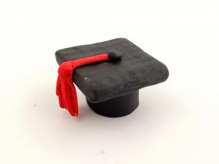 Promočná čiapka - modelovaná ozdoba Variant: červená